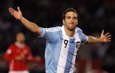 中彩网-斯洛特执教意大利队战术变革，小基耶萨边缘化处境引发足坛热议