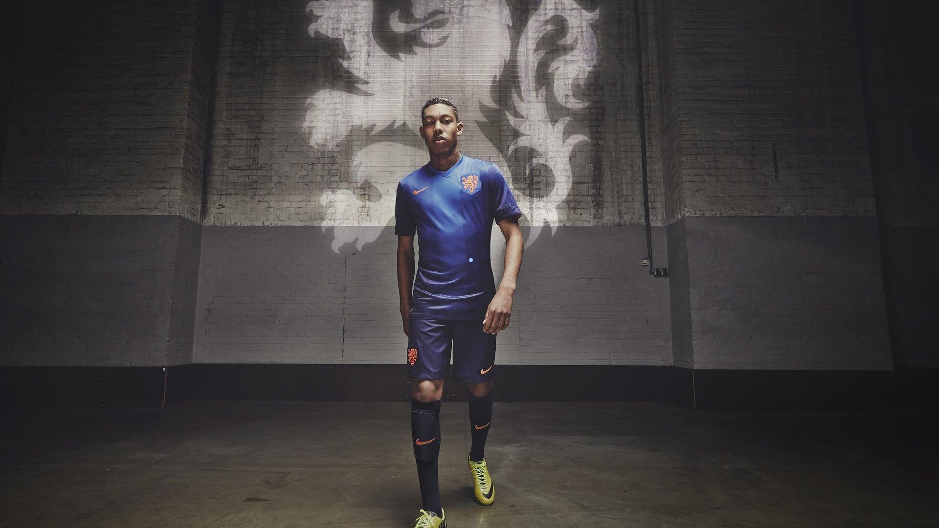 足坛悲喜夜！巴萨登顶西班牙，曼联惨淡出局，拜仁制造七球惨案